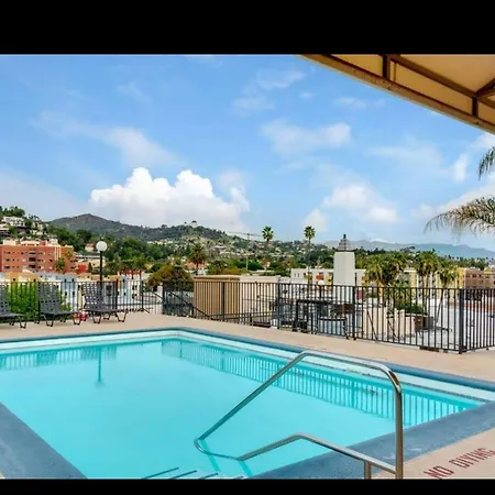 2Br Hollywood Apt With Rooftop Pool & Stunning Views